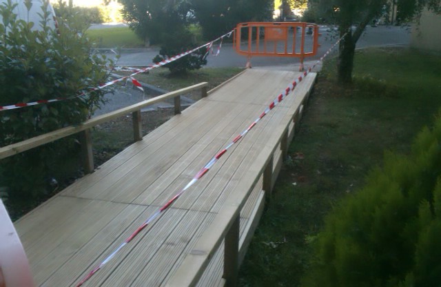 Rampe accès terrasse bois Hôpital de Grasse